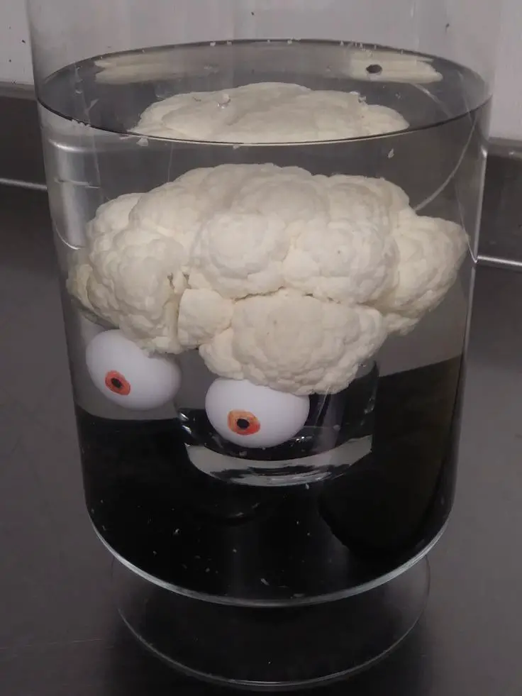 zombie-brain-jar-halloween-decor-ideas
