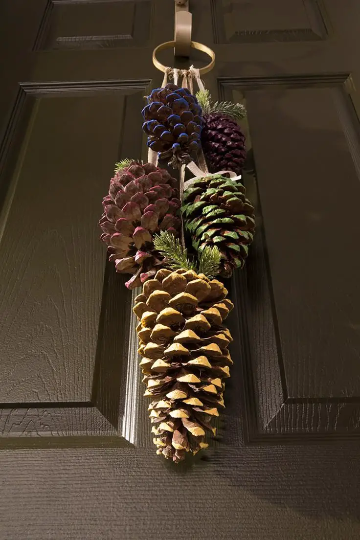 acorn-and-pinecone-accents-small-porch-fall-decorating-ideas