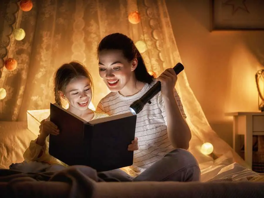 fairy-lights-inviting-ways-to-create-a-cozy-reading-nook