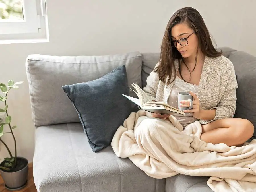 comfortable-sofa-inviting-ways-to-create-a-coze-fall-reading-nook