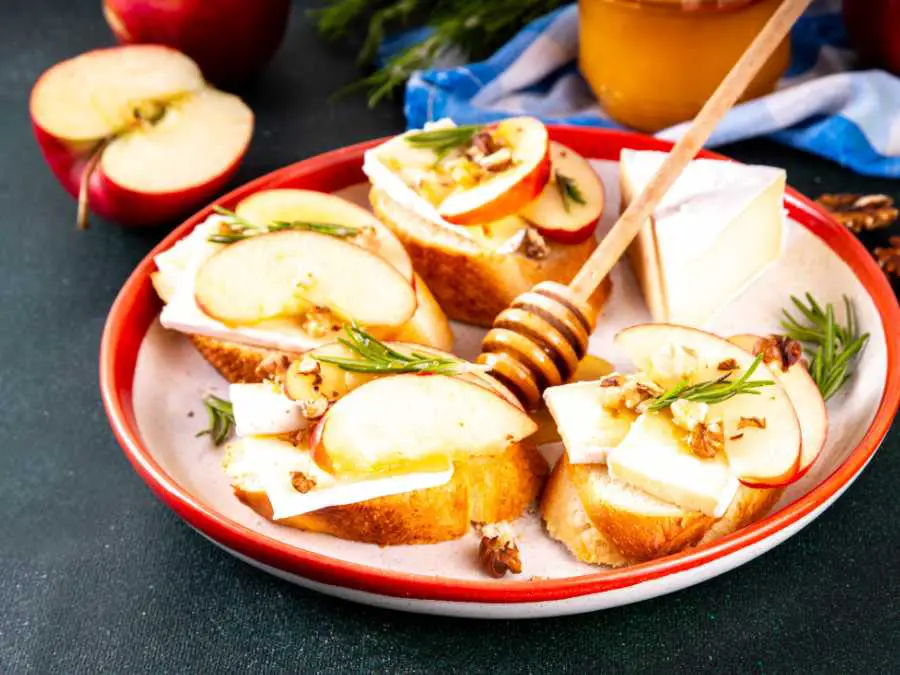 apple-butter-brie-crostini