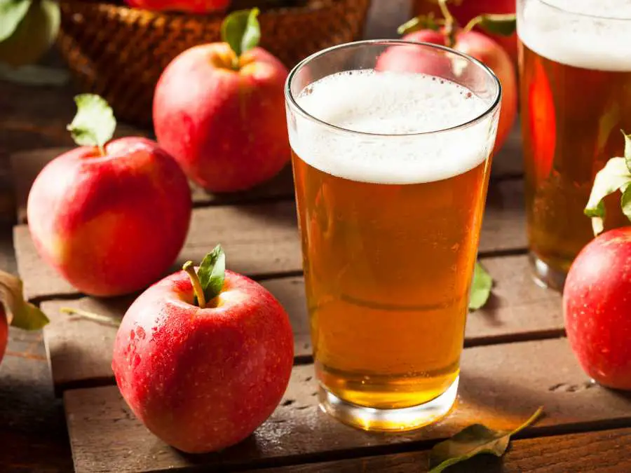 apple-cider-mimosa-elegant-fall-wedding-signature-drink-ideas