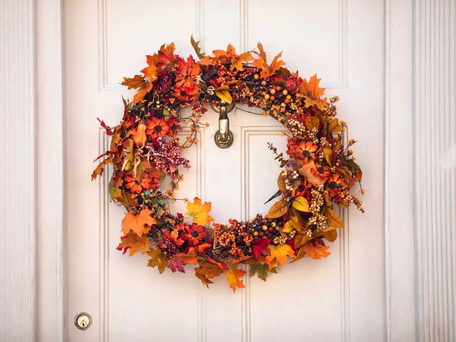 autumn-wreath-statement-entryway-ideas-to-welcome-the-season