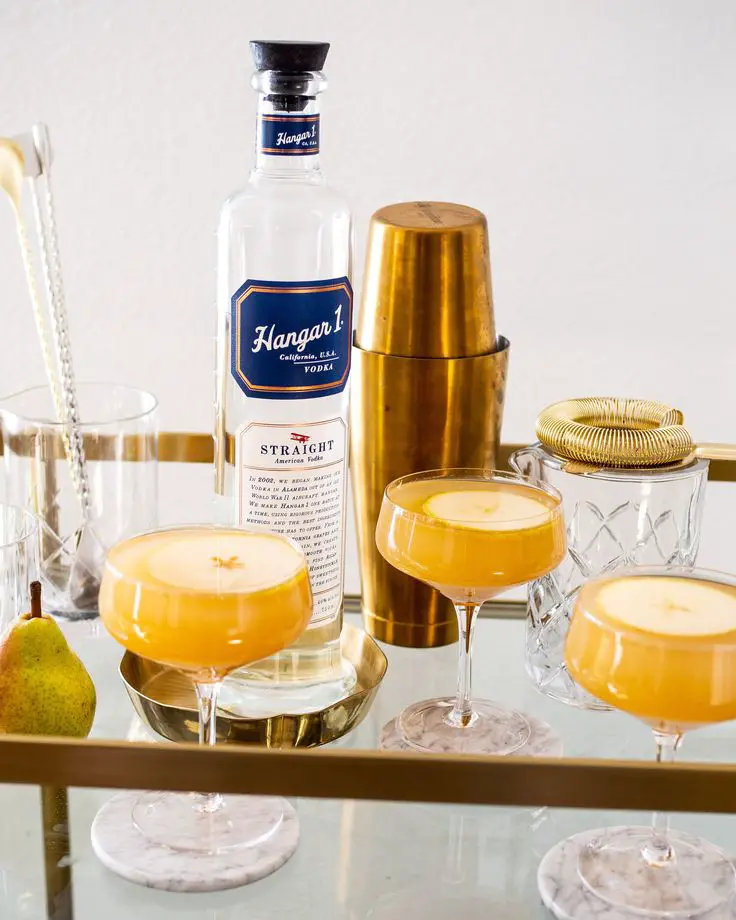 caramel-pear-martini-elegant-fall-wedding-signature-drink-ideas