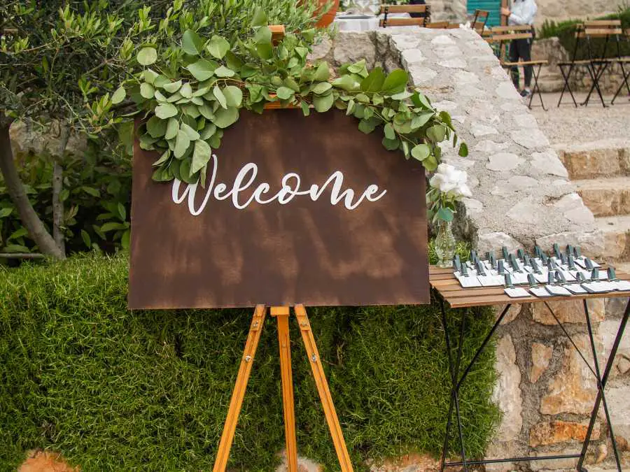chalkboard-signs-with-quotes-wedding-aisle-decor-ideas