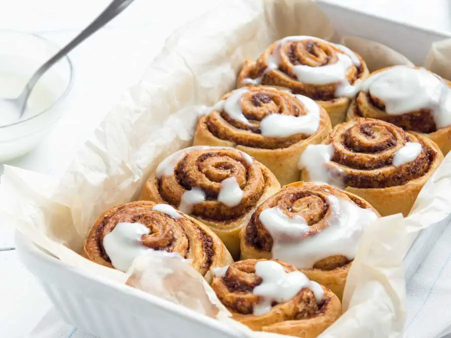 cinnamon-roll-thanksgiving-brunch-ideas