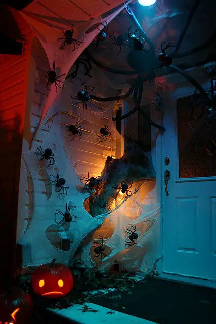 fog-machine-effect-halloween-front-porch-decor-ideas