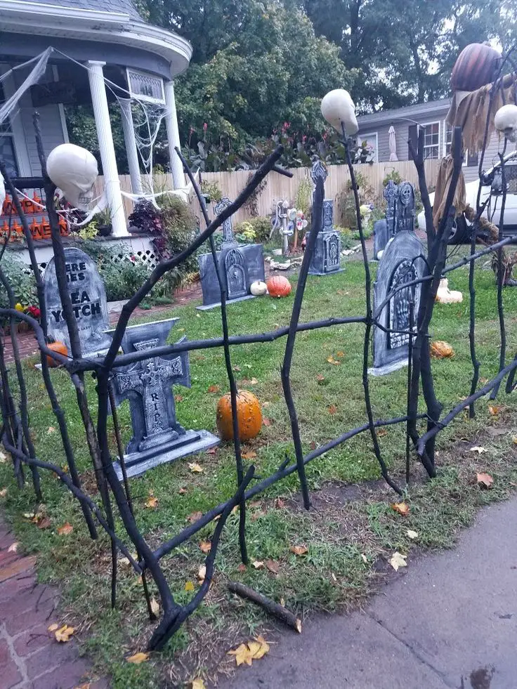 graveyard-fence-and-chains-outdoor-halloween-decor