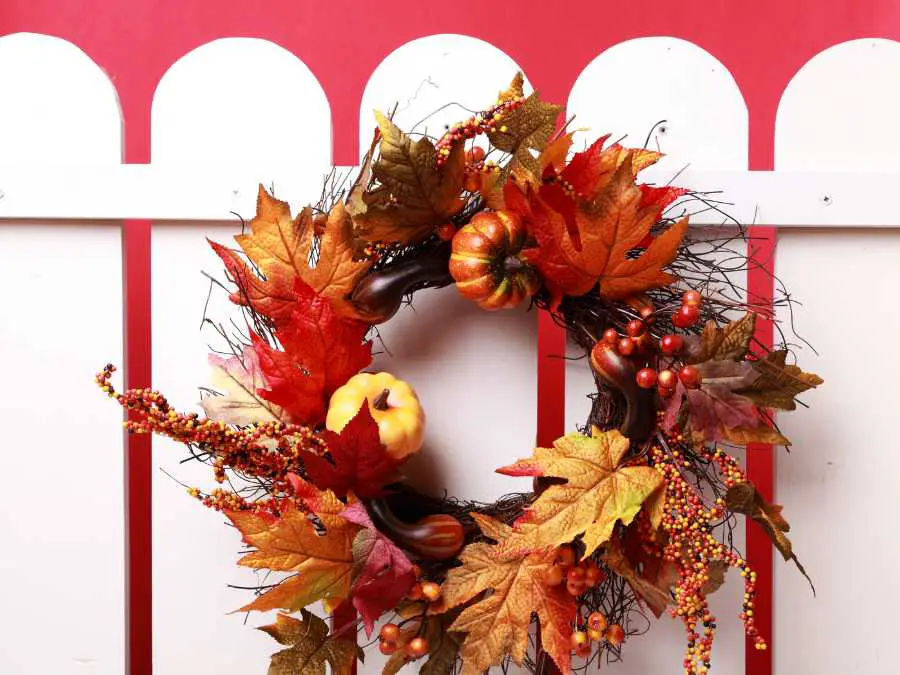 hanging-seasonal-wreath-small-porch-fall-decorating-ideas