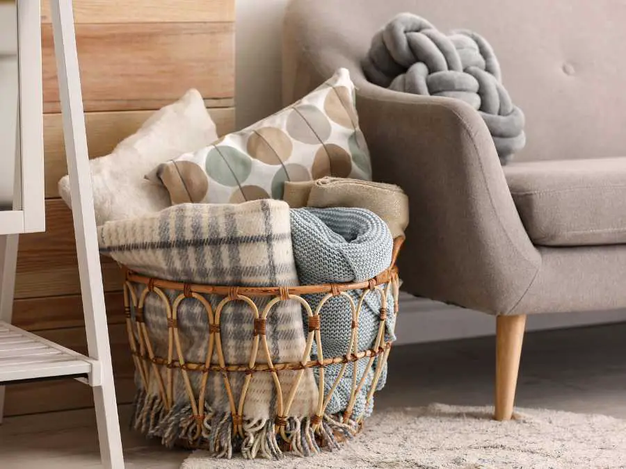 harvest-basket-with-blanket-small-porch-fall-decorating-ideas