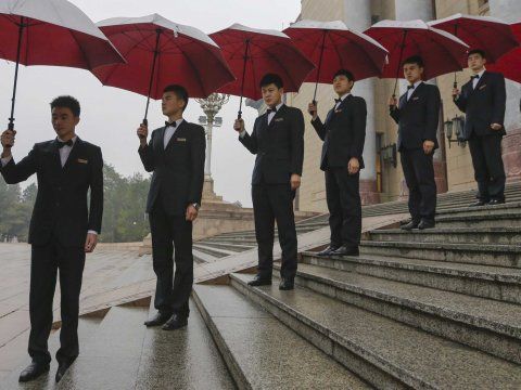 umbrella-attendants-summer-wedding-guest-comfort-ideas