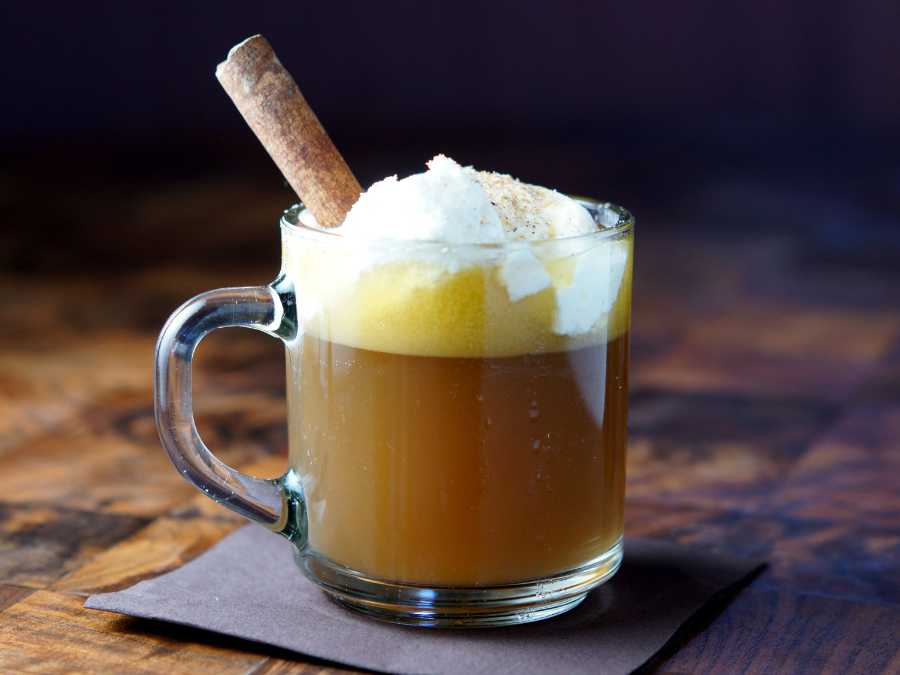 hot-buttered-rum-elegant-fall-wedding-signature-drink-ideas