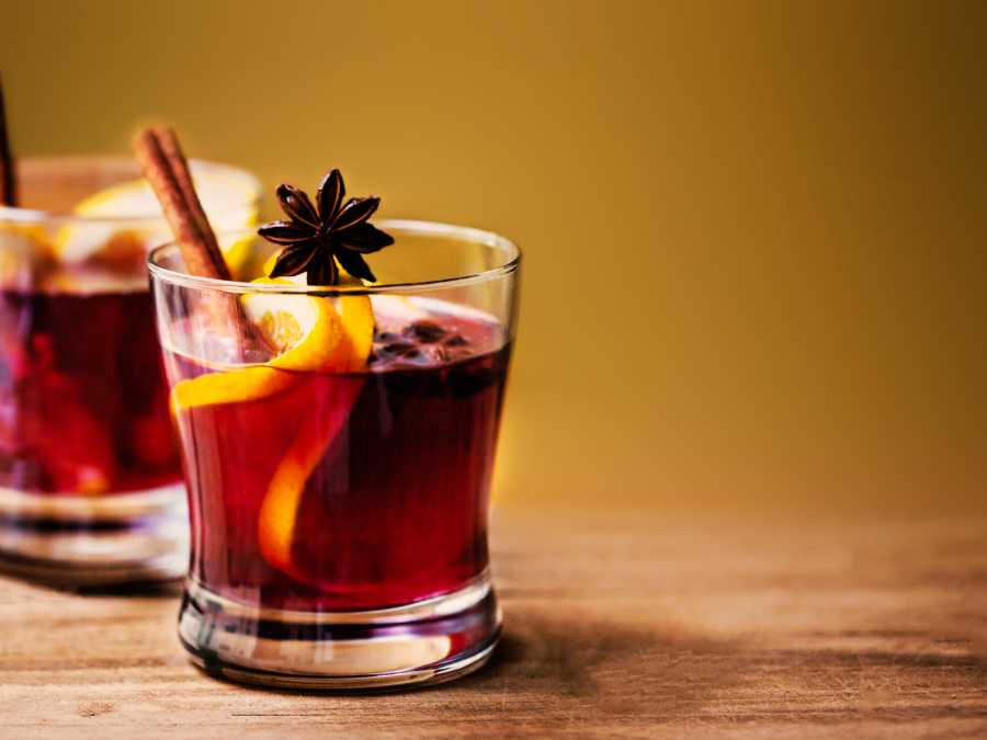 hot-mulled-wine-elegant-fall-wedding-signature-drink-ideas