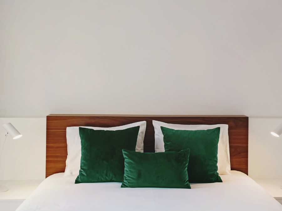 velvet-accents-fall-bedroom-ideas