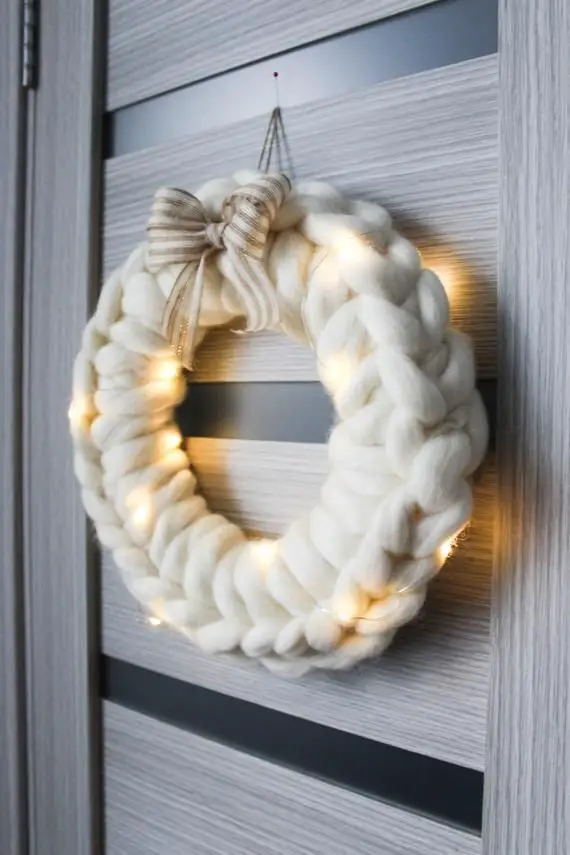 knitted-yarn-wreath