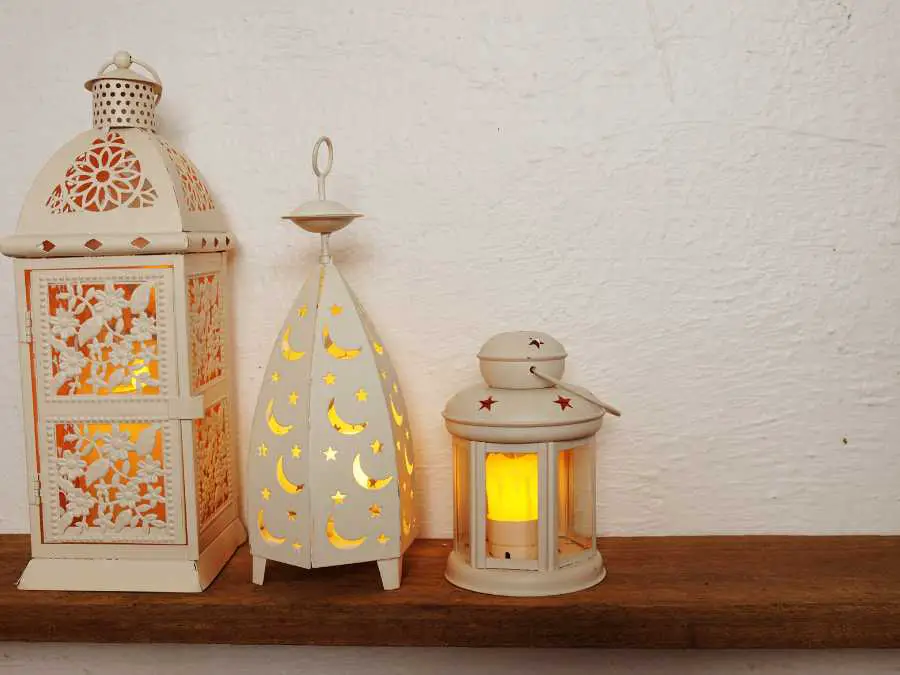 lanterns-with-led-candle-small-porch-fall-decorating-ideas