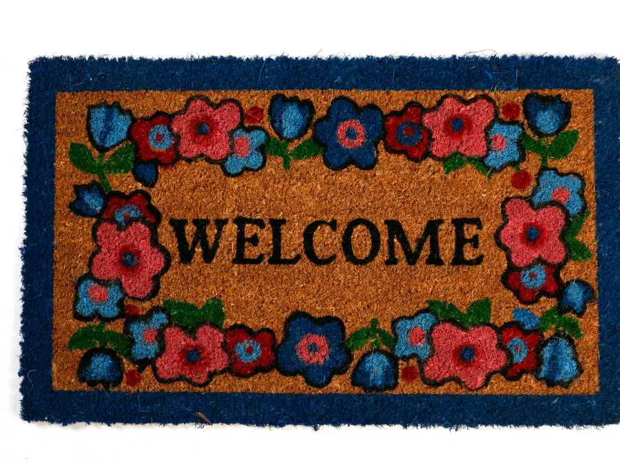 layered-doormat-small-porch-fall-decorating-ideas