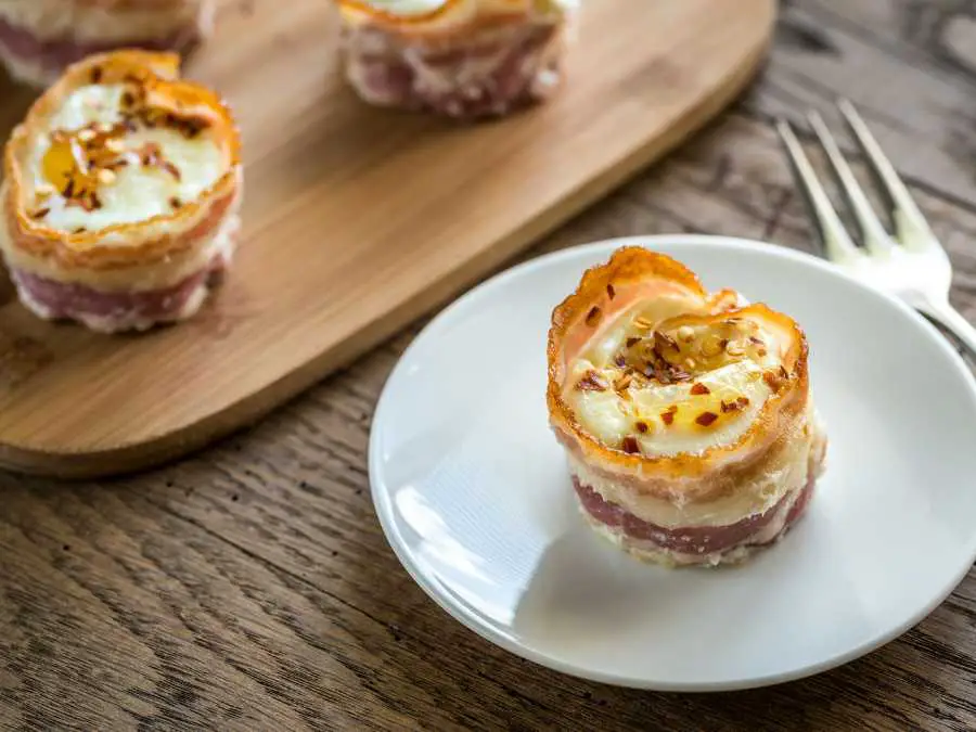 maple-becon-cheddar-cute-thanksgiving-charcuterie-cup-for-your-guest