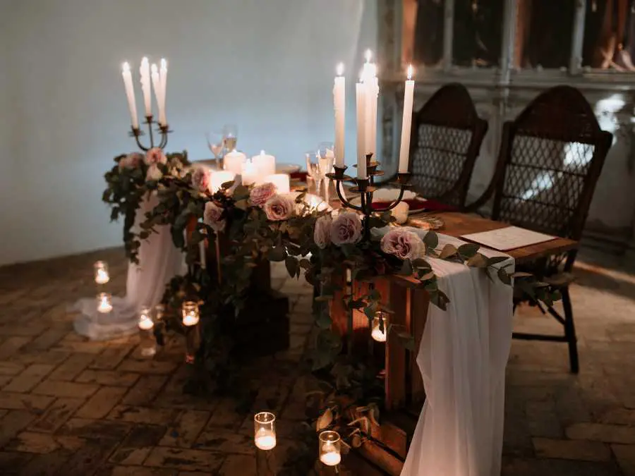 moody-floral-arrangement-stylish-fall-decor-ideas