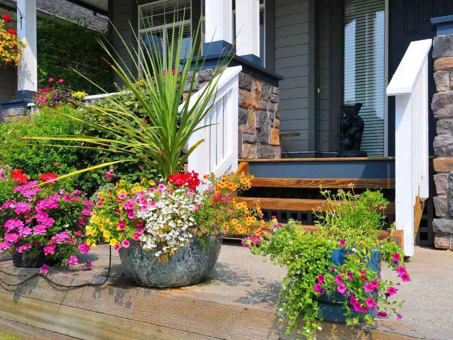 mum-in-rustic-planter-fall-porch-decor-ideas