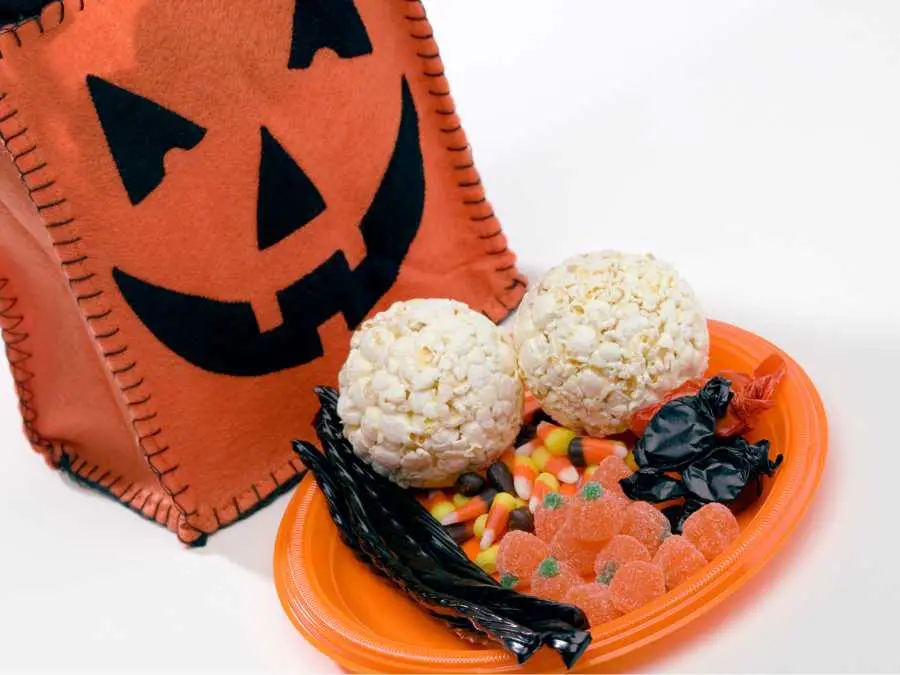 mystery-treat-bags-halloween-party-ideas
