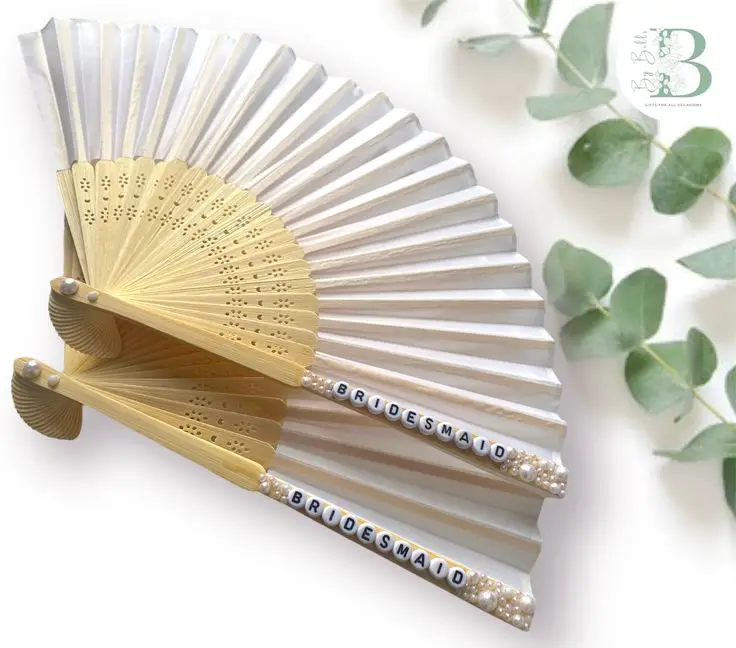 personalized-fans-summer-wedding-guest-ideas