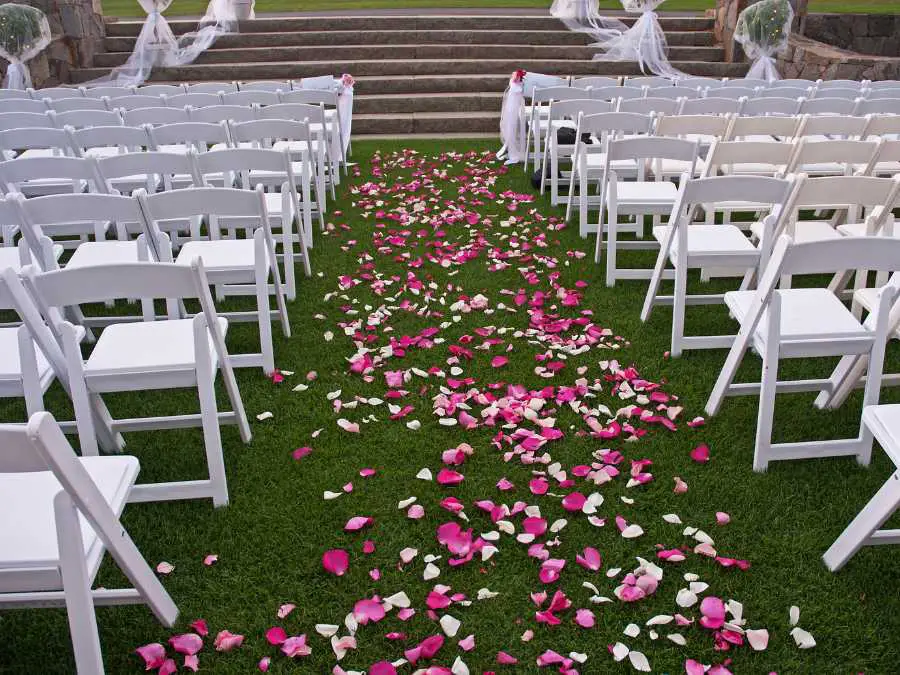 petal-scatter-wedding-aisle-decor-ideas