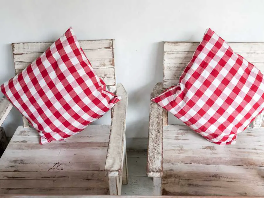 plaid-pillow-accents