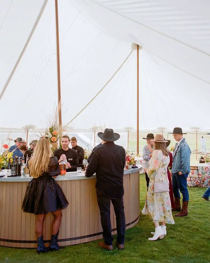 provide-a-light-dress-code-summer-wedding-guest-comfort-ideas