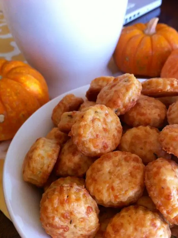 rosemary-crackers-herbed-cheese