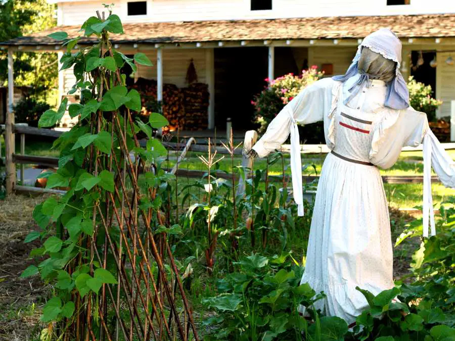 scarecrow-fall-porch-decor-ideas