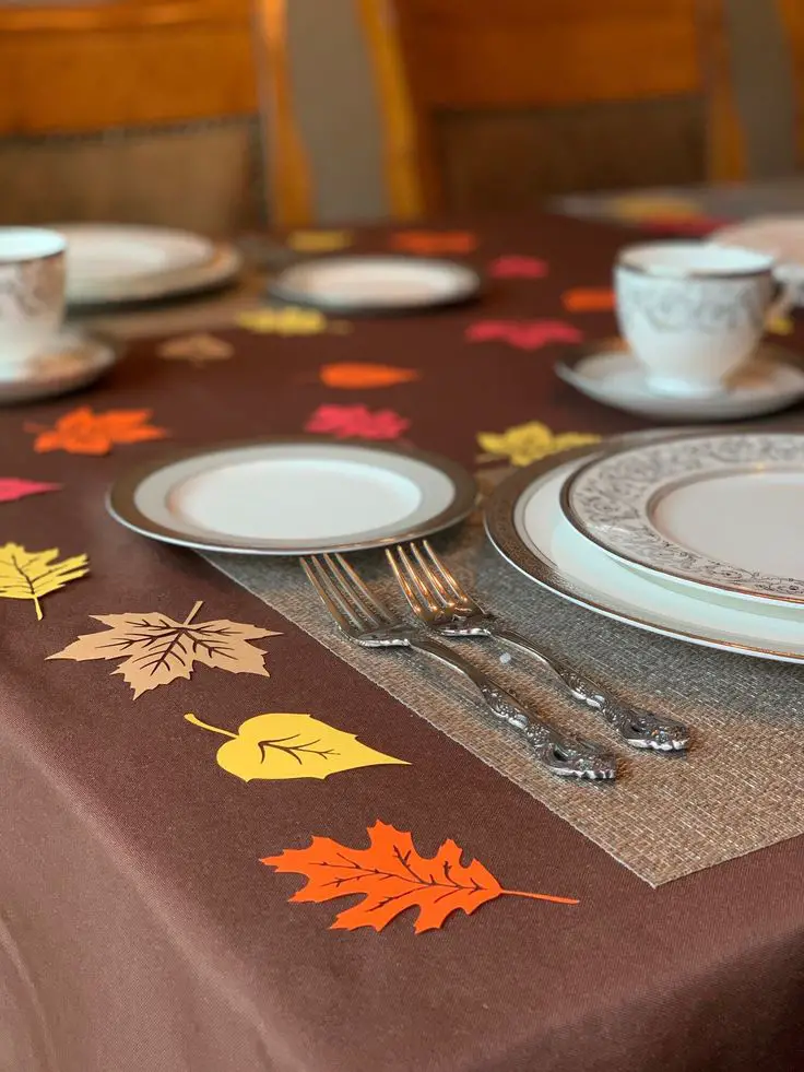 leaf-accents-thanksgiving-aesthetic-table-setting
