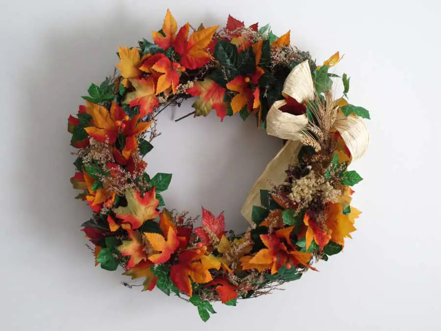 seasonal-wreath-stylish-fall-decor-ideas