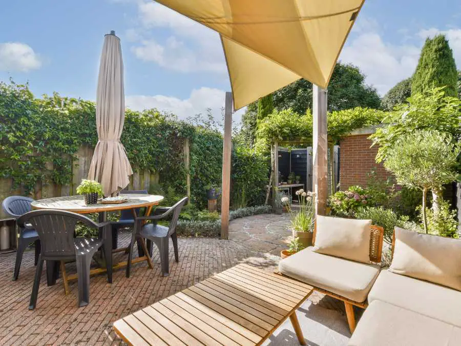 shaded-seating-areas-summer-wedding-guest-comfort-ideas