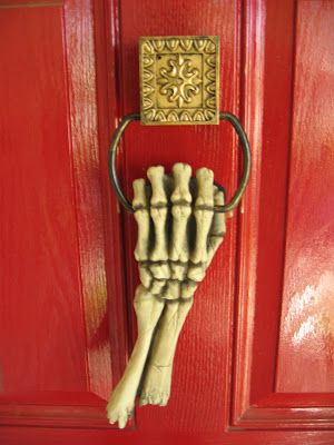 skeleton-hands-door-knocker-halloween-front-porch-decor-ideas