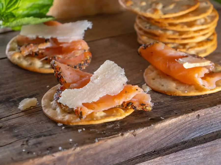smoked-salmon-on-grain-crackers