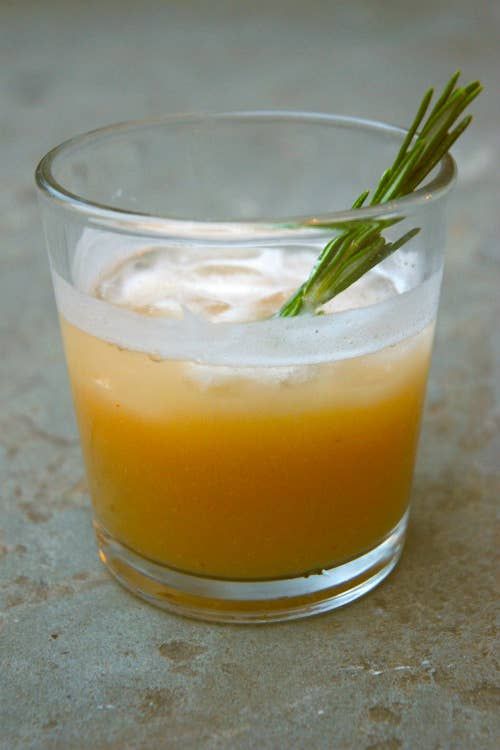 spiced-pear-collins-elegant-fall-wedding-signature-drink-ideas
