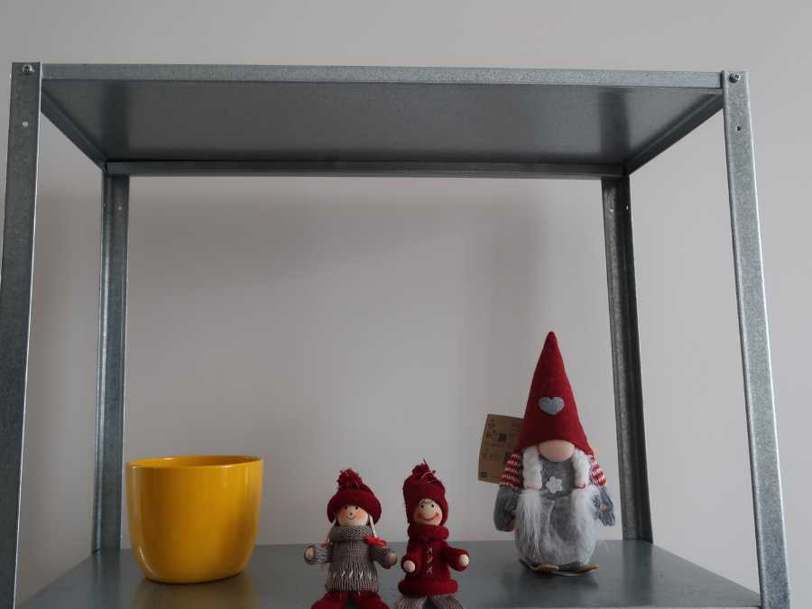 style-with-seasonal-figurine-fall-shelf-styling-ideas