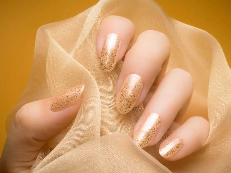 subtle-glitter-fade-wedding-nail-ideas