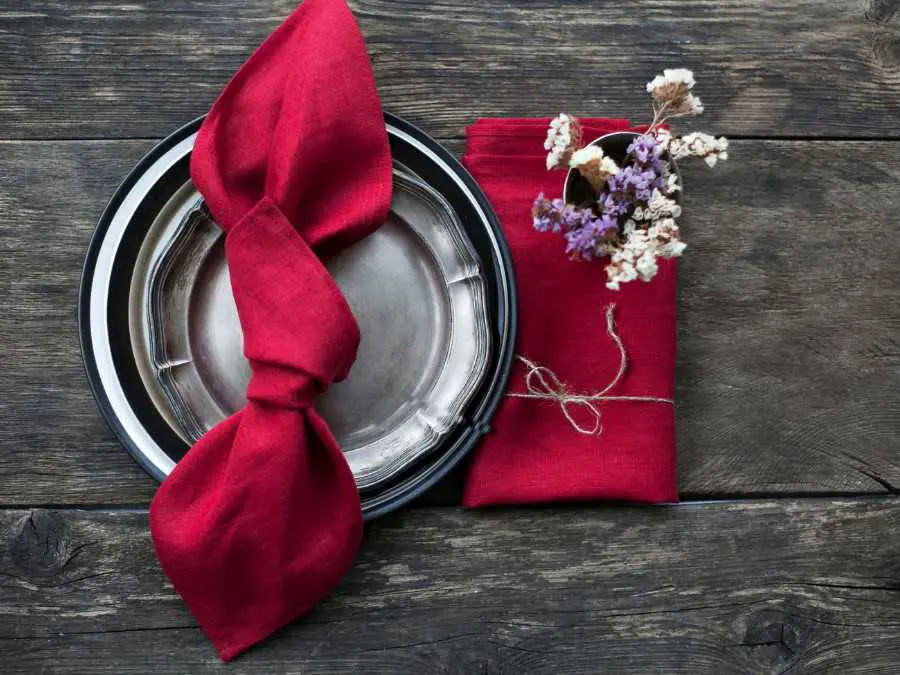velvet-linen-napkin-neutral-thanksgiving-aesthetic-table-setting