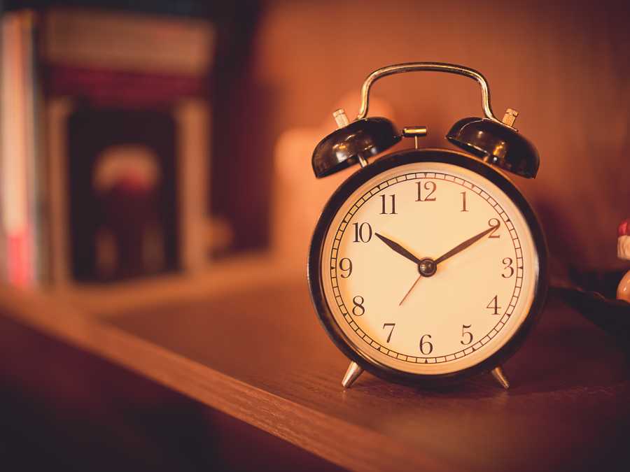 vintage-fall-inspired-find-fall-shelf-styling-ideas