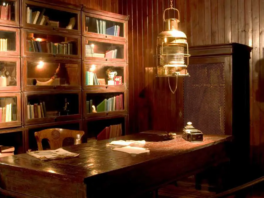 lantern-fall-shelf-styling-ideas