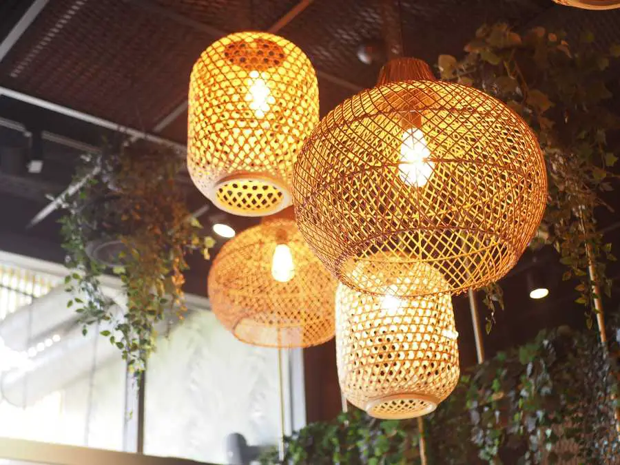 warm-lighting-with-lantern-cosy-fall-entryway-ideas-to-welcome-the-season