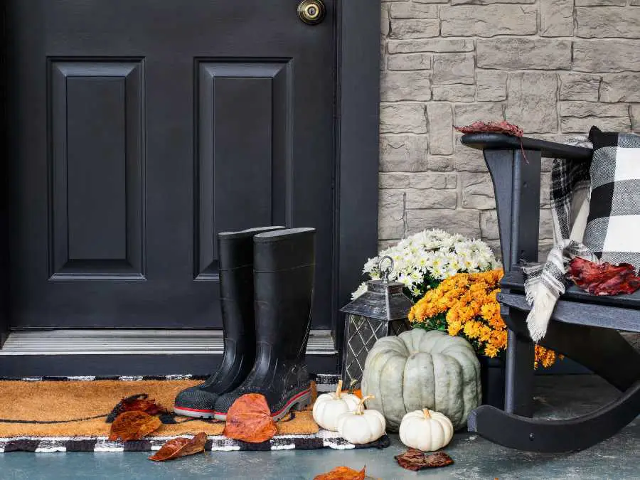 whitewashed-pumpkin-porch-display