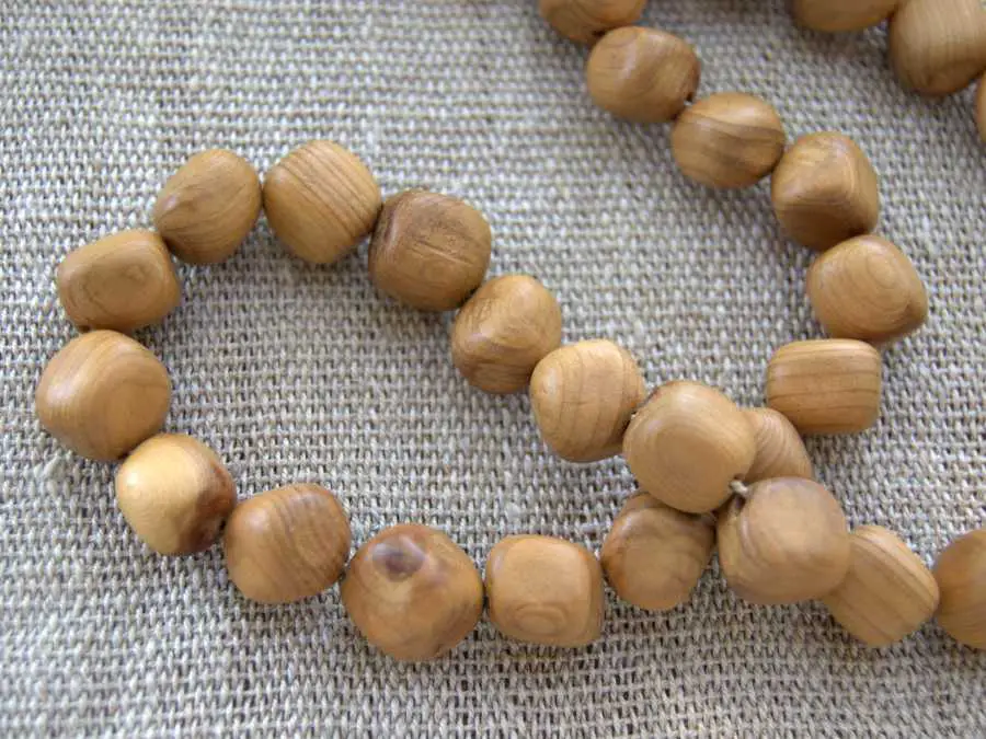 wooden-bead-garland-with-fall-tags