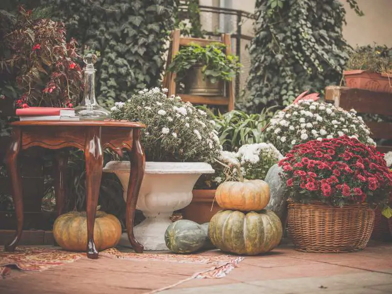 small-porch-fall-decorating-ideas