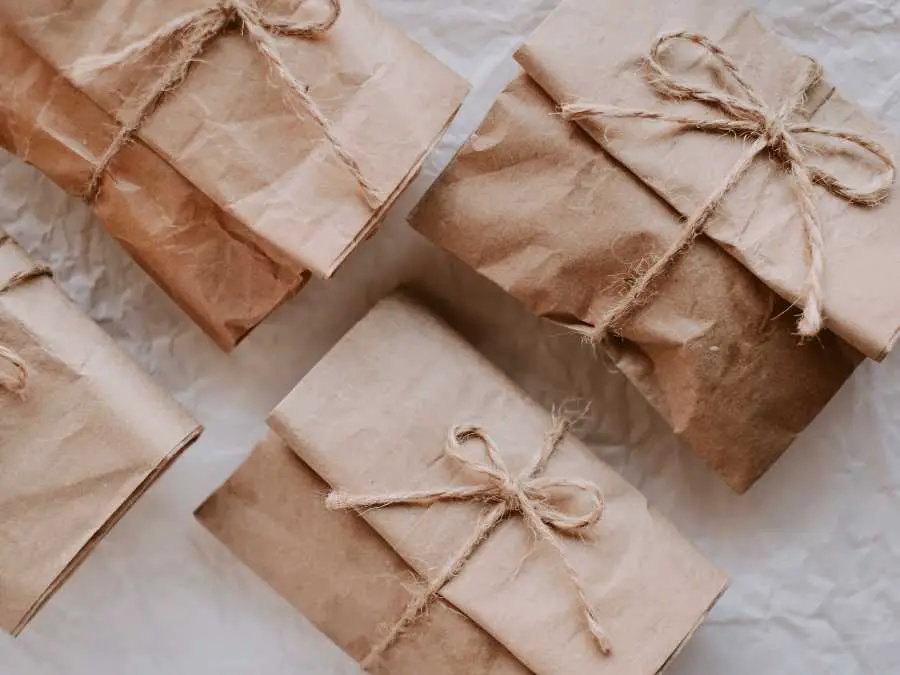 using-brown-paper-bag to-wrapping-paper-christmas-wrapping-ideas