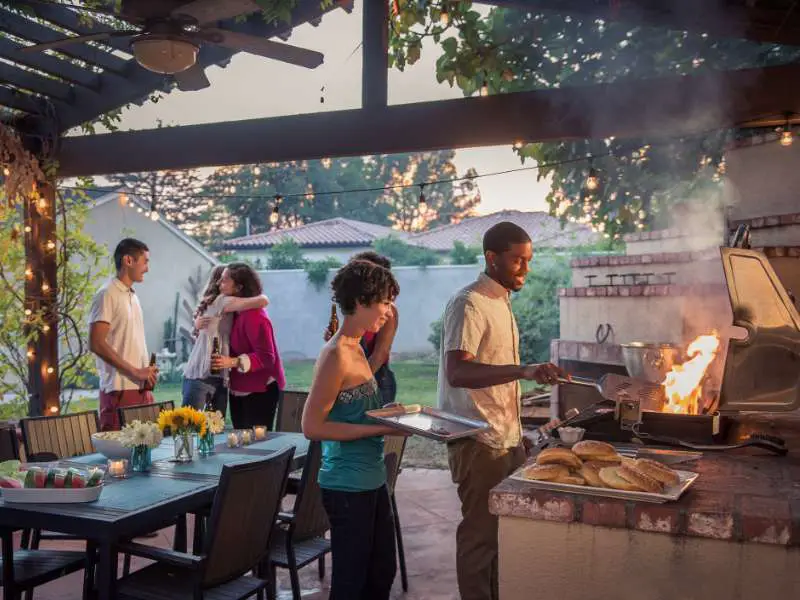 Labor-Day-Party-Ideas-Classic-Backyard-BBQ