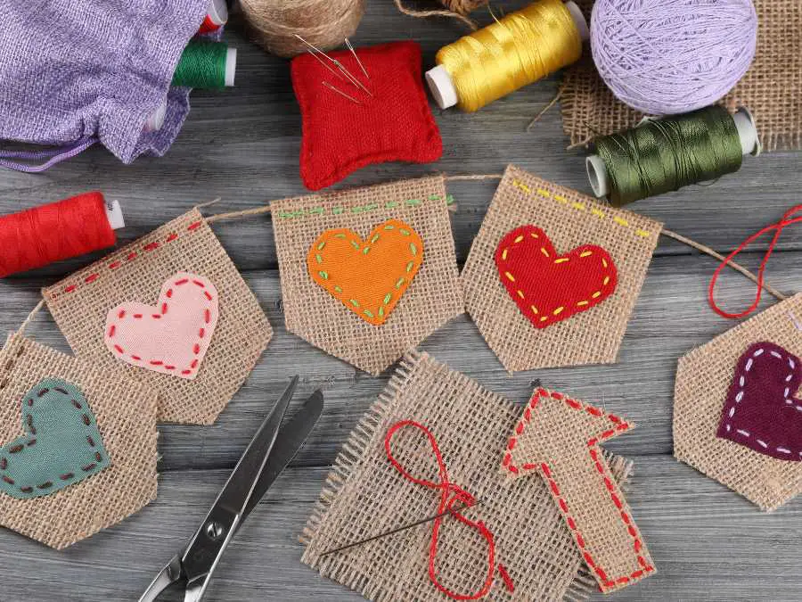 burlap-bunting-eco-friendly-labor-day-party-decor-ideas