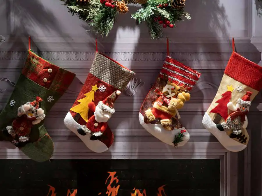 mini-stocking-garland